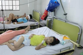 Nhiều học nhập viện với các trị chứng rối loạn tiêu hóa, nghi ngộ độc thực phẩm. Ảnh: Đặng Tuấn - TTXVN