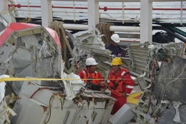 Máy bay QZ8501 của AirAsia tạo hố dưới đáy biển khi rơi