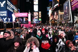 Người dân châu Á và châu Âu hân hoan đón mừng Năm Mới 2015