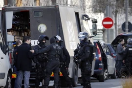 Pháp: Đối tượng bắt cóc con tin đã đầu hàng cảnh sát