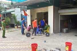 Lực lượng Cảnh sát điều tra (Công an thành phố Hòa Bình) tiến hành khám nghiệm, thu thập dấu vết và xác minh vụ việc tại hiện trường vụ hỗn chiến. (Ảnh: TTXVN)