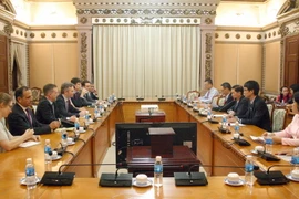 Phó Chủ tịch UBND Thành phố Hồ Chí Minh Trần Vĩnh Tuyến tiếp ông Jean-Baptiste Lemoyne, Quốc vụ khanh Bộ châu Âu và Ngoại giao Cộng hòa Pháp. (Ảnh: Tiến Lực/TTXVN)