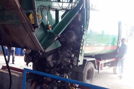 Vận hành thiết bị xử lý rác. (Ảnh: Sỹ Thắng/TTXVN)