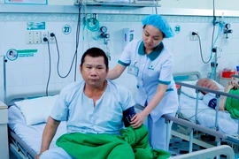 Bệnh nhân Hùng trong quá trình được điều trị và chăm sóc tại Bệnh viện Hoàn Mỹ. (Ảnh: Trần Lâm/Vietnam+)