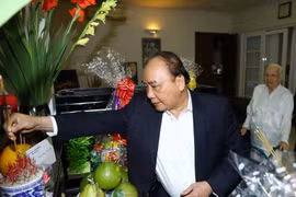 Thủ tướng Nguyễn Xuân Phúc thắp hương tưởng niệm Tổng Bí thư Nguyễn Văn Linh. (Ảnh: Thống Nhất/TTXVN)
