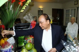 Thủ tướng Nguyễn Xuân Phúc thắp hương tưởng niệm Tổng Bí thư Nguyễn Văn Linh. (Ảnh: Thống Nhất/TTXVN)