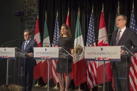 Bộ trưởng Kinh tế Mexico Ildefonso Guajardo, Ngoại trưởng Canada Chrystia Freeland và Đại diện Thương mại Mỹ Robert Lighthizer tại cuộc họp báo kết thúc vòng 6 tái đàm phán NAFTA ở Montreal, Quebec, Canada. (Nguồn: AFP/TTXVN)