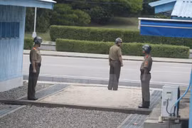 Binh sỹ Triều Tiên gác tại làng đình chiến Panmunjom ngày 27/7. (Nguồn: EPA/TTXVN)