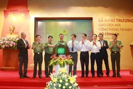 Thượng tướng Tô Lâm (thứ tư từ trái sang), Ủy viên Bộ Chính trị, Bộ trưởng Bộ Công an và các đại biểu thực hiện nghi thức khai trương giao diện mới Cổng thông tin điện tử Bộ Công an. (Ảnh: Doãn Tấn/TTXVN)