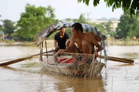 Người dân tranh thủ thả lưới bắt cá. (Ảnh: Thanh Tùng/TTXVN) 