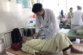 Bác sỹ đang kiểm tra sức khỏe cho bà Đinh Thị Nhiếk tại Khoa Nội tổng hợp, Bệnh viện Đa khoa Bình Định. (Ảnh: Nguyên Linh/TTXVN)