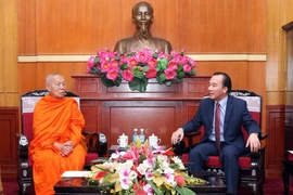 Phó Chủ tịch Ủy ban Trung ương Mặt trận Tổ quốc Việt Nam Ngô Sách Thực tiếp đoàn Liên minh Phật giáo Lào. (Ảnh: Nguyễn Dân/TTXVN)