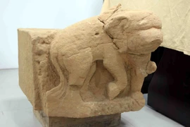 Tượng voi đá trên bệ trụ được tìm thấy trong đợt khai quật lần thứ 3. (Ảnh: Trần Lê Lâm/TTXVN)