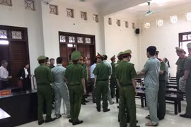 Các bị cáo sau khi bị tuyên án tại tòa. (Ảnh: Trung Nguyên/TTXVN)