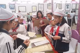 Học sinh huyện Lạc Thủy tham quan triển lãm. (Ảnh: Nhan Sinh/TTXVN)