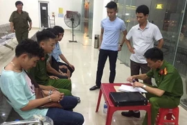 Hai đối tượng vận chuyển ma túy bị lực lượng chức năng bắt giữ. (Ảnh: Phan Quân/Vietnam+)