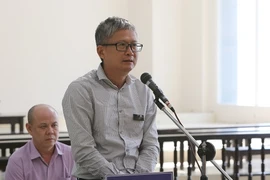 Bị cáo Đinh Mạnh Thắng nói lời cuối cùng trước khi tòa nghị án. (Ảnh: Dương Giang/TTXVN)