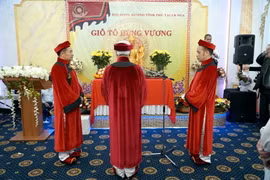 Lễ cúng Vua Hùng. (Ảnh: Quang Vinh/TTXVN)