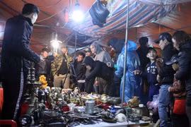 Du khách thập phương chọn mua những vật dụng lấy may đầu Xuân năm mới. (Ảnh: Quốc Khánh/TTXVN)