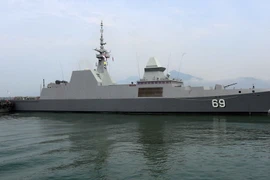 Tàu khu trục của Hải quân Singapore cập cảng Tiên Sa. (Ảnh: Trần Lê Lâm/TTXVN)