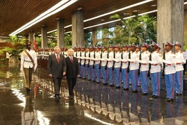 Tổng Bí thư Nguyễn Phú Trọng và Bí thư Thứ nhất Ban chấp hành Trung ương Đảng Cộng sản Cuba , Chủ tịch Hội đồng Nhà nước và Hội đồng Bộ trưởng Cộng hòa Cuba Raul Castro Ruz duyệt đội danh dự Quân đội Cuba. (Ảnh: Trí Dũng/TTXVN)