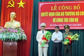 Lãnh đạo thành phố Đà Nẵng tặng hoa cho ông Vũ Xuân Viên (trái) và ông Lê Văn Tam (phải). (Ảnh: Nguyễn Sơn/TTXVN)