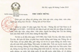 Báo Tin tức của TTXVN đến với chiến sỹ đồn biên phòng Sin Súi Hồ, huyện biên giới Phong Thổ, Lai Châu. (Ảnh: Nguyễn Công Hải/TTXVN)