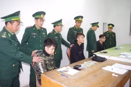 Ba đối tượng dùng thẻ ATM giả tại cơ quan công an. (Ảnh: Trung Nguyên/TTXVN)