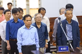 Bị cáo Hoàng Thế Trung (sinh năm 1960, nguyên Giám đốc Ban Quản lý Dự án Đầu tư xây dựng hệ thống cấp nước sông Đà-Hà Nội) và các bị cáo tại phiên xét xử. (Ảnh: Doãn Tấn/TTXVN)