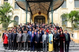 Ủy viên Bộ Chính trị, Phó Thủ tướng Chính phủ, Bộ trưởng Ngoại giao Phạm Bình Minh với lãnh đạo, phóng viên, biên tập viên các cơ quan thông tấn, báo chí. (Ảnh: Phương Hoa/TTXVN)