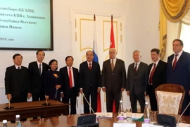 Bí thư Thành ủy Thành phố Nguyễn Thiện Nhân và ông Georgy Paltavchenko, Thống đốc St. Petersburg chụp ảnh lưu niệm sau buổi làm việc. (Ảnh: Xuân Khu/TTXVN)