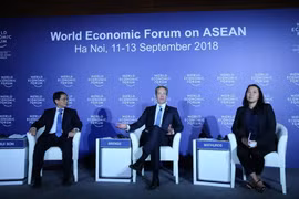 Chủ tịch Diễn đàn Kinh tế Thế giới Borge Brende (giữa) bày tỏ sự hài lòng về kết quả Hội nghị WEF ASEAN 2018 diễn ra tại Hà Nội, từ 11-13/9/2018. (Ảnh: Lâm Khánh/TTXVN)
