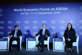 Chủ tịch Diễn đàn Kinh tế Thế giới Borge Brende (giữa) bày tỏ sự hài lòng về kết quả Hội nghị WEF ASEAN 2018 diễn ra tại Hà Nội, từ 11-13/9/2018. (Ảnh: Lâm Khánh/TTXVN)