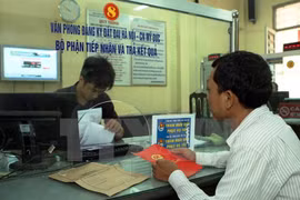 Làm thủ tục tại một văn phòng đăng ký đất đai. (Nguồn: TTXVN)