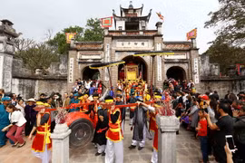 Nghi lễ rước kiệu vua tại Lễ hội Cổ Loa 2017. (Ảnh minh họa: Minh Quyết/TTXVN)