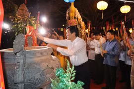 Nguyên Chủ tịch nước Trương Tấn Sang và các đại biểu dâng hương tưởng niệm Anh hùng dân tộc Hưng Đạo Đại Vương Trần Quốc Tuấn. (Ảnh: Mạnh Minh/TTXVN)