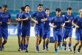 Các cầu thủ Olympic Việt Nam trong buổi tập. (Ảnh: Hoàng Linh/TTXVN)