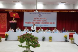 Lãnh đạo các tỉnh, thành vùng Đồng bằng sông Cửu Long chủ trì hội nghị. (Ảnh: Thanh Sang/TTXVN)