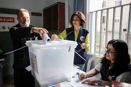 Cử tri bỏ phiếu trong cuộc bầu cử Quốc hội tại một điểm bầu cử ở Mina, Tripoli ngày 6/5. (Nguồn: AFP/TTXVN)