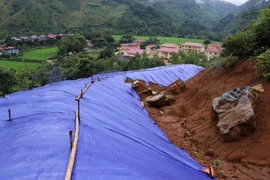 Cung trượt sạt khoảng hàng chục ngàn khối đất đá với khe nứt rộng hơn 20cm, dài hàng chục mét trên núi đang từng ngày đe dọa cuộc sống người dân bản Pa Xa Xá. (Ảnh: Xuân Tiến/TTXVN)