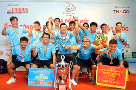 Ban tổ chức trao cúp và cờ cho đội vô địch Câu lạc bộ phóng viên thể thao Thành phố Hồ Chí Minh. (Ảnh: Tá Chuyên/Vietnam+)
