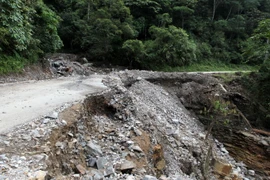 Một điểm sạt lở trên quốc lộ 279. (Ảnh: Quốc Khánh/TTXVN)