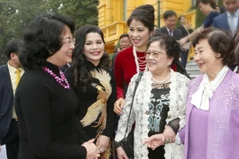 Phó Chủ tịch nước Đặng Thị Ngọc Thịnh với các nhà tài trợ. (Ảnh: Doãn Tấn/TTXVN)