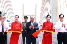 Thủ tướng Nguyễn Xuân Phúc và các đại biểu thực hiện nghi thức cắt băng khánh thành và thông xe tuyến đường cao tốc Hạ Long-Hải Phòng và Cầu Bạch Đằng. (Ảnh: Thống Nhất/TTXVN)