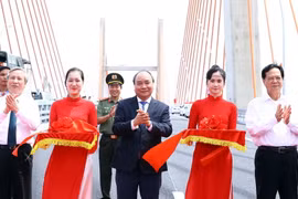 Thủ tướng Nguyễn Xuân Phúc và các đại biểu thực hiện nghi thức cắt băng khánh thành và thông xe tuyến đường cao tốc Hạ Long-Hải Phòng và Cầu Bạch Đằng. (Ảnh: Thống Nhất/TTXVN)