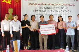 Đoàn chụp ảnh lưu niệm cùng lãnh đạo tỉnh Hà Tĩnh và xã Hương Long. (Ảnh: Phương Mỹ/Vietnam+)