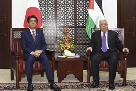 Tổng thống Palestine Mahmoud Abbas (phải) tiếp Thủ tướng Nhật Bản Shinzo Abe tại thành phố Ramallah. (Nguồn: Kyodo/TTXVN)