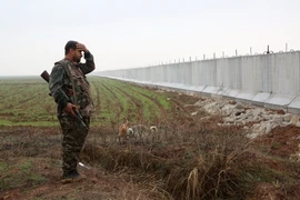 Binh sỹ thuộc lực lượng người Kurd gác tại khu vực biên giới Syria-Thổ Nhĩ Kỳ ở Ras al-Ain (Syria). (Nguồn: AFP/TTXVN)