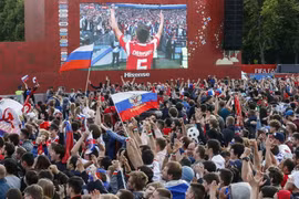 Cổ động viên tại khu Fanzone ở Moskva. (Ảnh: AFP/TTXVN)