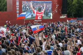 Cổ động viên tại khu Fanzone ở Moskva. (Ảnh: AFP/TTXVN)